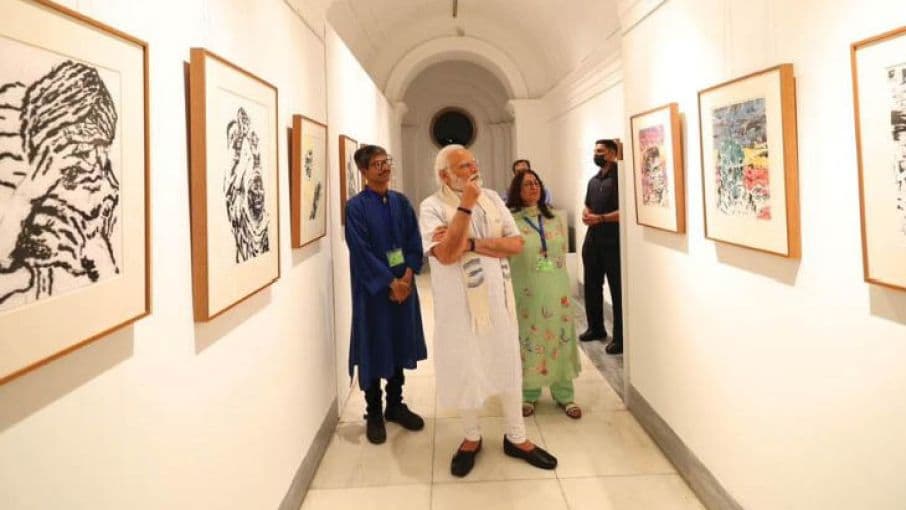 राजा की खिड़की पर खिला कला का फूल